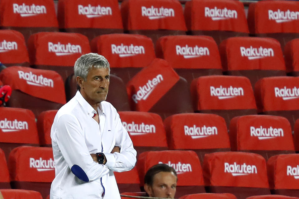 El técnico del Barcelona Quique Setien durante el encuentro ante el Osasuna en el Camp Nou en un encuentro de la liga el jueves 16 de julio del 2020. El sábado 1 de agosto del 2020 el presidente del club Barcelona Josep Bartomeu no pierde la fe en Quique Setién, pero deja abierta la puerta a la posibilidad de que Xavi Hernández se convierta en el técnico a futuro. (AP Photo/Joan Monfort)