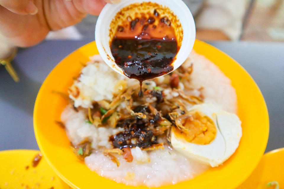 power rojak bandung - pouring of sambal kicap