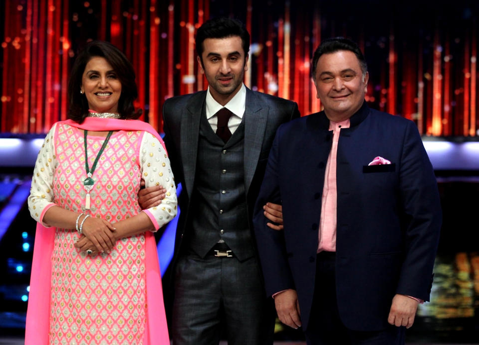 Indian Bollywood film actor Ranbir Kapoor (C) with parents  Rishi Kapoor (R) and Neetu Singh (L) pose for a photo  during the promotion of upcoming Hindi film Besharam in Mumbai on September, 3 2013. AFP PHOTO/ STR        (Photo credit should read STREDL/AFP via Getty Images)