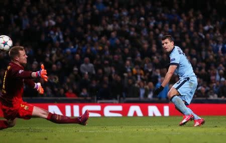 Football - Manchester City v FC Barcelona - UEFA Champions League Second Round First Leg - Etihad Stadium, Manchester, England - 24/2/15 Sergio Aguero scores the first goal for Manchester City Action Images via Reuters / Lee Smith Livepic EDITORIAL USE ONLY. - RTR4R0YL
