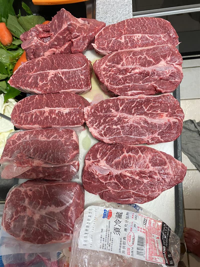 原PO買一盒千元牛肉，其中2塊要給狗狗「當零食」。（圖／翻攝自Costco好市多 商品經驗老實說臉書）