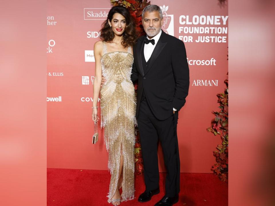 Amal und George Clooney bei der Premiere der Albie Award Preisverleihung ihrer "Clooney Foundation For Justice" am Donnerstag in der New York Public Library. (Bild: imago/UPI Photo)