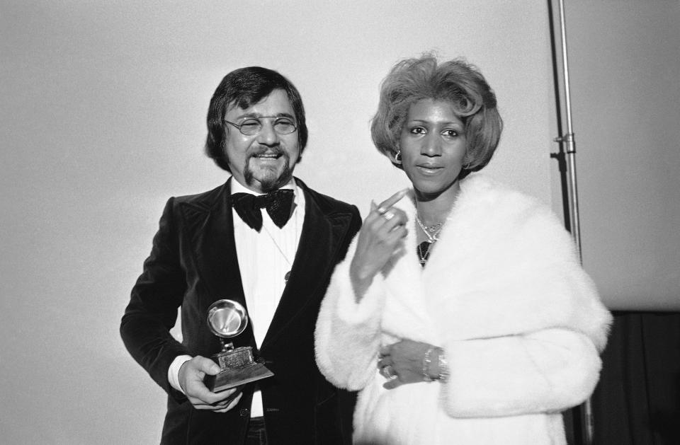 <p>Bei den Grammy Awards in Los Angeles: Der Komponist Sylvester Levay und rechts im Bild Aretha Franklin in einem weißen Pelzmantel. (AP Photo) </p>