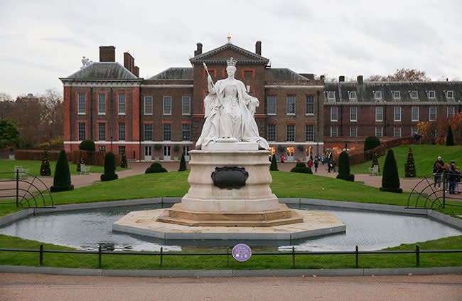 queen-victoria-statue-kensington-palace