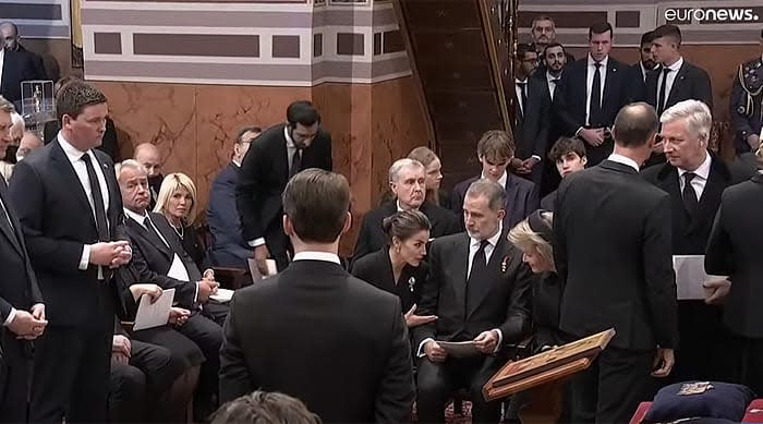 Reina Letizia y Matilde de Bélgica hablando