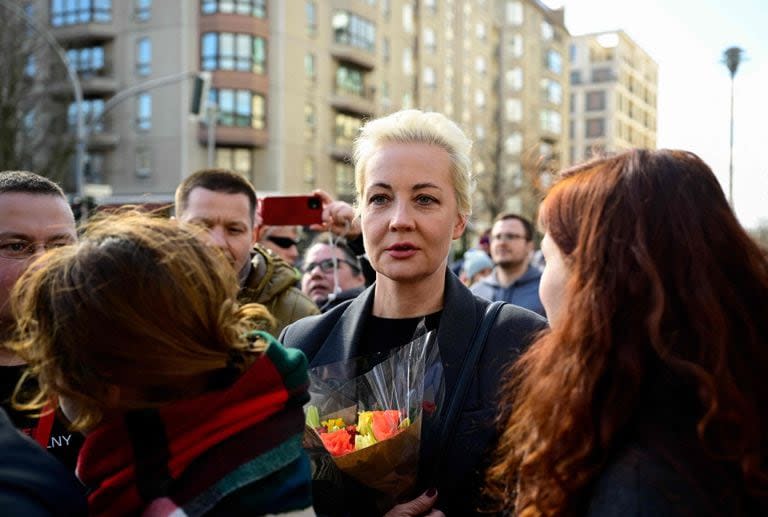 Yulia Navalnaya, viuda del fallecido líder de la oposición del Kremlin, Alexei Navalny, asiste a un mitin en Berlín, donde los votantes hicieron fila para emitir su voto en las elecciones presidenciales de Rusia el 17 de marzo de 2024.