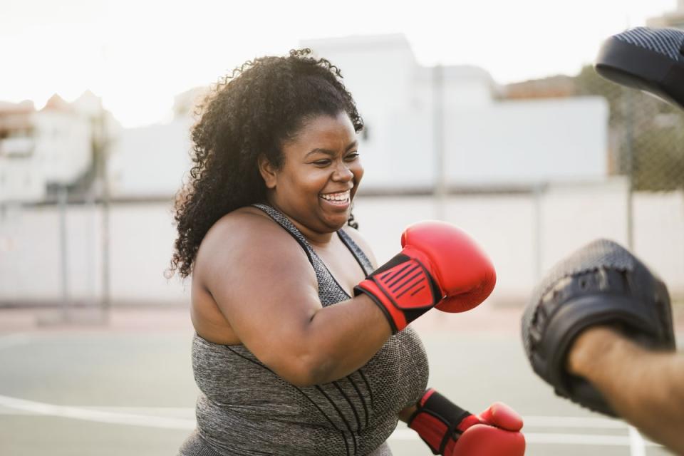 Las clases en grupo o hacer ejercicio con un amigo es una forma estupenda de mantener la motivación (Getty Images/iStockphoto)