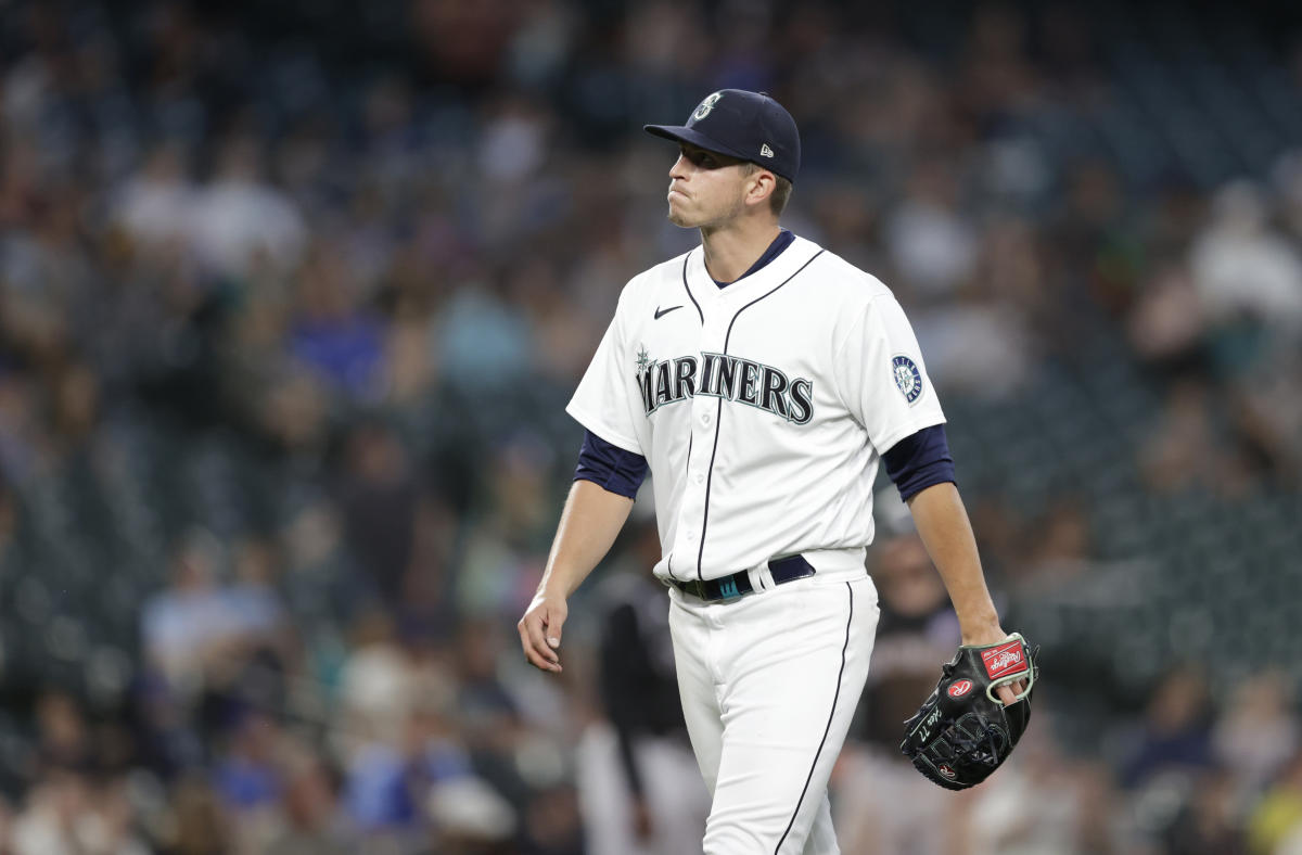 Kyle Seager of the Seattle Mariners stands with his wife Julie