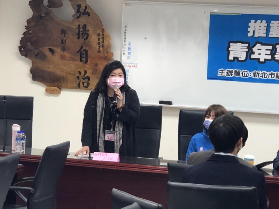 新北市研考會副主委紀淑娟說明朝成立青年局方向努力。   圖：新北市議員劉美芳提供 