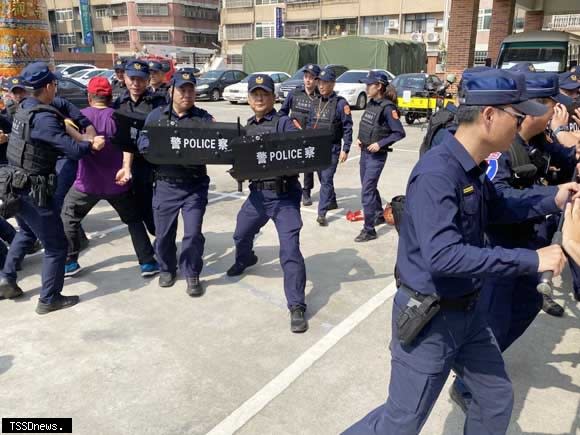 由柔道國手林世明科長精選組訓機動應變隊都具備反恐、武裝攻堅及重大暴力犯罪處理能力。（記者方一成攝）