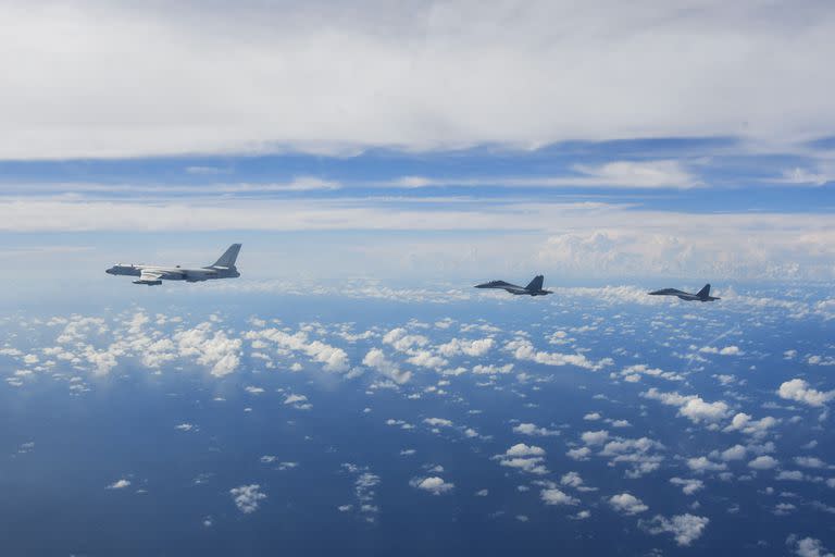 En esta foto distribuida por la Agencia Noticiosa Xinhua, aviones del Comando del Teatro Oriental del Ejército Popular de Liberación chino realizan ejercicios de combate en torno a la isla de Taiwán, jueves 11 de agosto de 2022. 