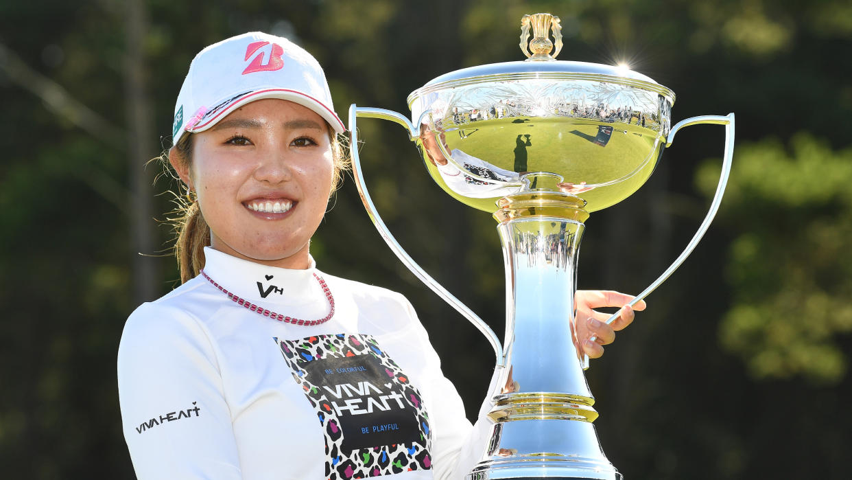  Ayaka Furue with the trophy after her win in the 2022 Women's Scottish Open 