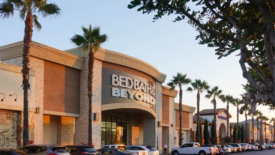 San Marcos, CA / USA - August 21, 2018: Exterior wide shot of a beautiful Bed Bath & Beyond store in California during golden hour - Image.