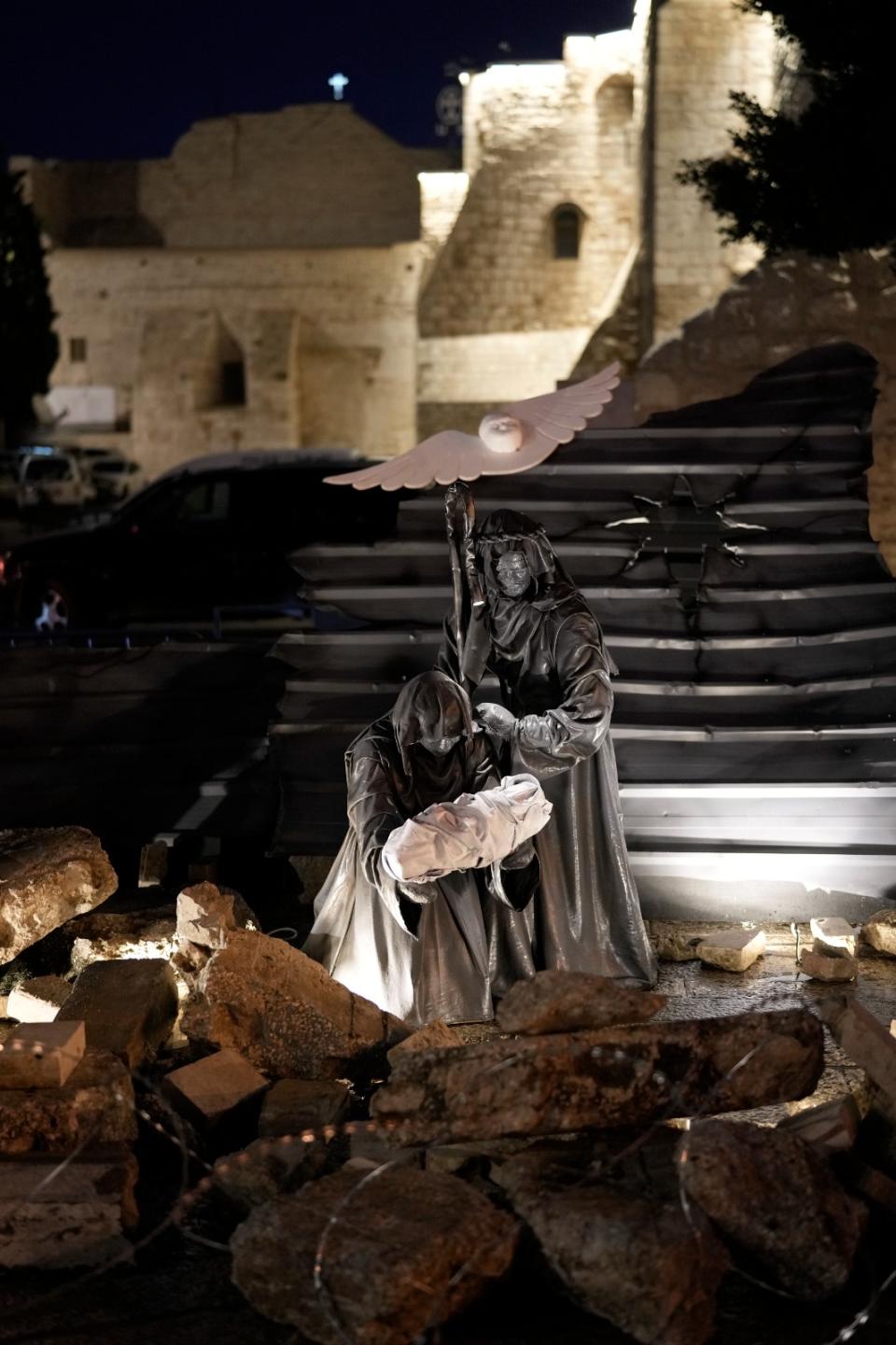 2023年12月23日，伯利恆聖誕守夜活動裡的耶穌誕生場景改成瓦礫堆和鐵絲網，而不是馬廄。美聯社