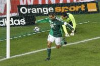 <p>L’ASSE compte un tout petit peu plus de 3 saisons avec un effectif stable. Le défenseur Loïc Perrin est à Geoffroy-Guichard chez lui, arpentant la pelouse du Chaudron depuis plus de 13 saisons. (Photo: AP) </p>