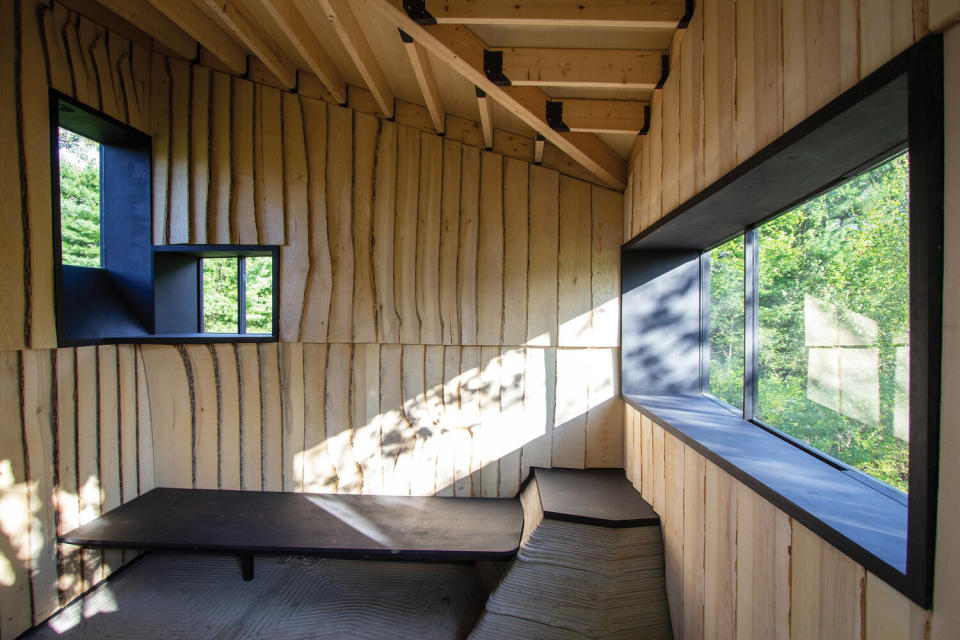 La madera no solo está presente en la fachada, sino también en el interior de la construcción y sirve para formar elementos arquitectónicos como estanterías o escritorios. (Foto: <a href="http://www.hannah-office.org/work/ashen" rel="nofollow noopener" target="_blank" data-ylk="slk:HANNAH;elm:context_link;itc:0;sec:content-canvas" class="link ">HANNAH</a>).