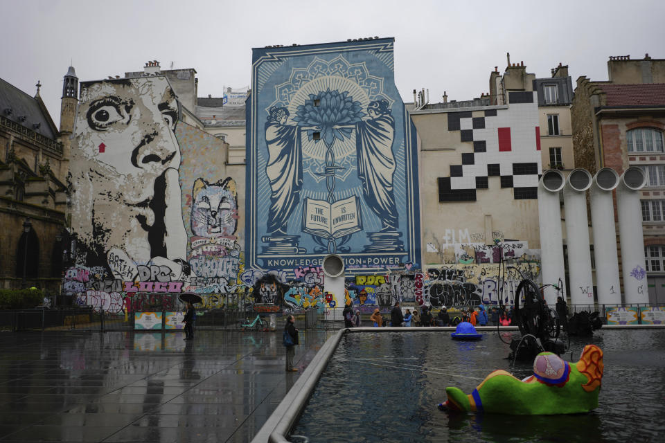 Un mosaico del artista francés Invader, esquina superior derecha, en una calle de París el jueves 29 de febrero de 2024. Invader, uno de los artistas franceses más internacionales, ha pegado mosaicos en las paredes de la capital francesa, el mundo e incluso los ha llevado a la Estación Espacial Internacional. (Foto AP/Thibault Camus)