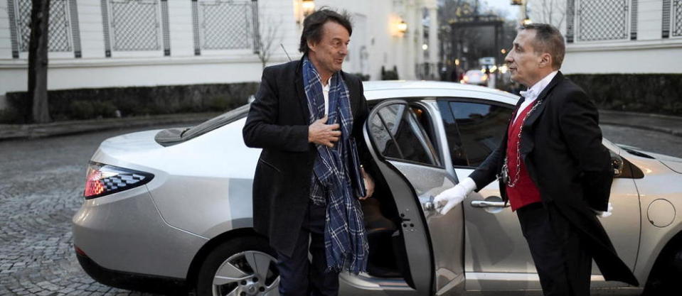 Nicolas Hulot descendant d'une Renault Fluence ZE électrique lorsqu'il était encore ministre de la Transition écologique et solidaire en 2018.
