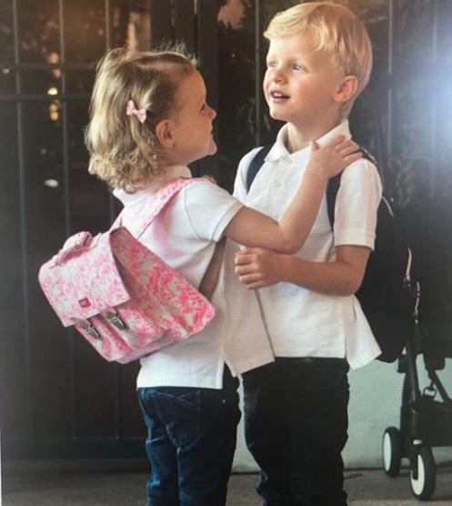 <p>La toute première rentrée des classes, un tendre moment que la princesse Charlene a tenu à partager avec ses abonnés sur Instagram. L’épouse du prince Albert y a publié une série de clichés montrant ses jumeaux Jacques et Gabriella, 3 ans, pantalon bleu marine, polo blanc et cartable sur le dos, prêts à affronter leur tout premier jour en petite section de maternelle à la Petite Ecole Monaco, une écol “‘qui vient d’ouvrir” et qui suit les “principes éducatifs Montessori”, a précisé le quotidien Monaco-Matin.<br>Crédit photo : Instagram Charlene de Monaco </p>