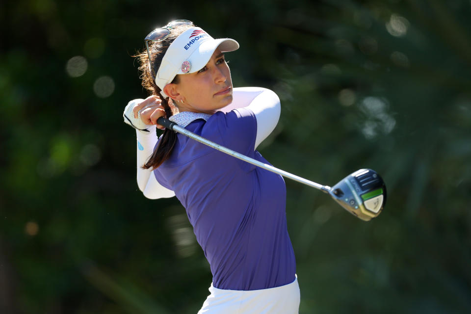 Cheyenne Knight de Estados Unidos juega su tiro desde el tee 11 durante la segunda ronda del CME Group Tour Championship en Tiburon Golf Club el 17 de noviembre de 2023, en Naples, Florida.  (Foto de Michael Reaves/Getty Images)