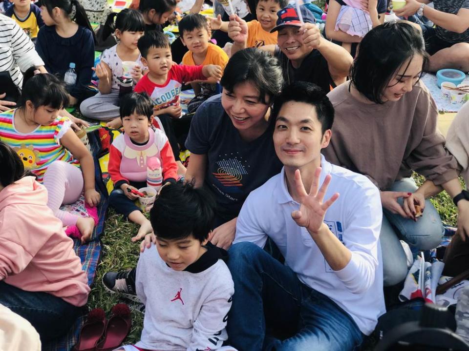 藍委蔣萬安（右）過去偕妻子(中)和兒子一起出席活動。（資料照/張穎齊攝）