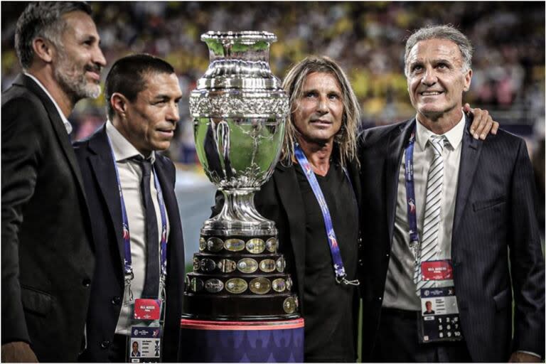 Oscar Ruggeri y Claudio Caniggia con el trofeo de la Copa América