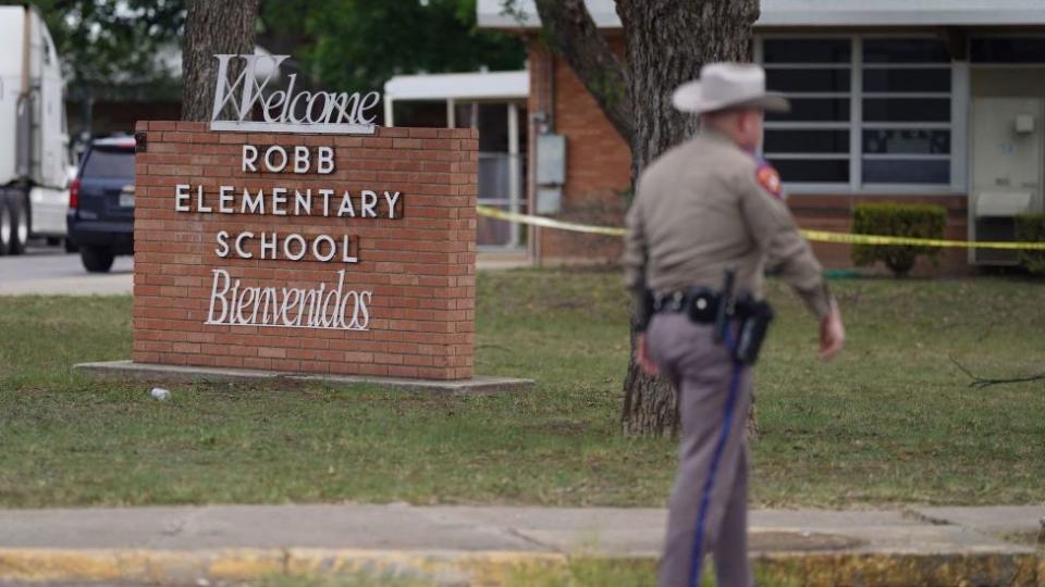 Letrero de la escuela Robb Elementary School en Uvalde, Texas.