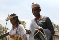 Migrant Copts wearing decorations from palm walk towards a church to celebrate Palm Sunday in old Cairo, April 13, 2014. REUTERS/Asmaa Waguih (EGYPT - Tags: RELIGION)