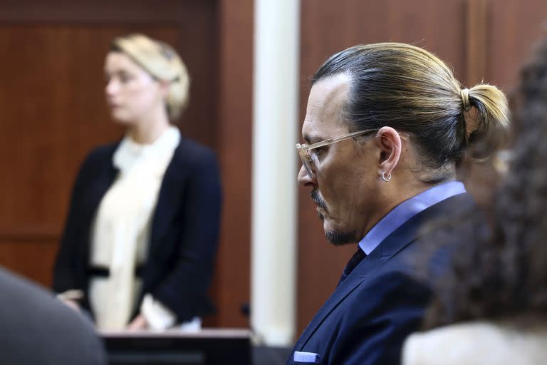 La actriz Amber Heard, izquierda al fondo, y el actor Johnny Depp comparecen en la corte en el tribunal del condado Fairfax, Virginia, Estados Unidos, el 5 de mayo del 2022, en la demanda por difamación presentada por Depp contra su exesposa. (Jim Lo Scalzo/Pool Foto vía AP)