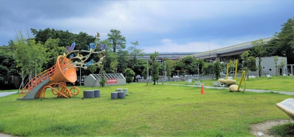 ▲步行可到音樂公園，大大的草皮，適合孩子們放電玩樂。