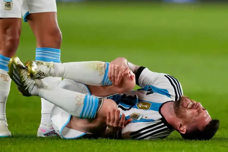 La dura patada que recibió Lionel Messi e hizo paralizar al Monumental por unos segundos.