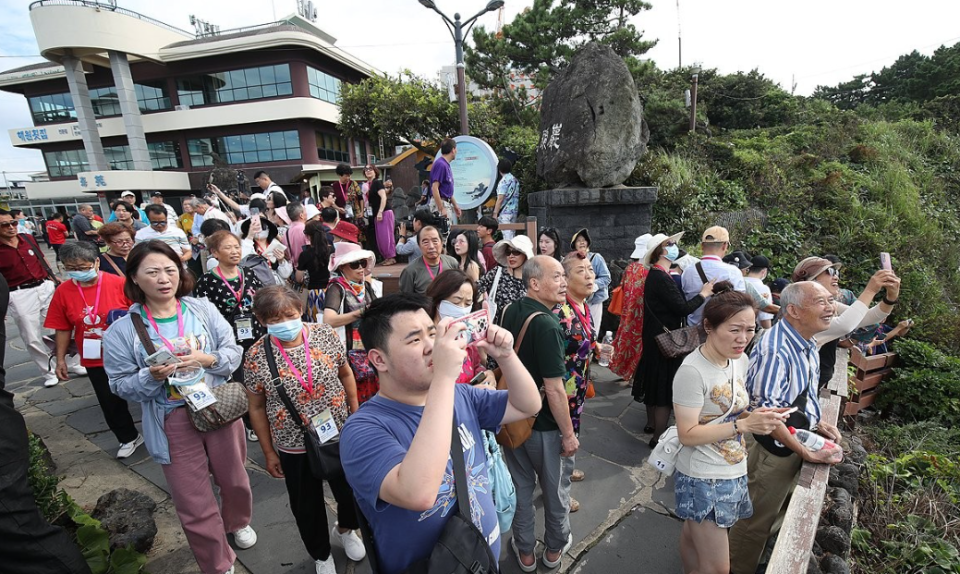  報道引濟州旅遊業界調查數據稱，今年1月到4月，到訪濟州的中國遊客超過42萬人，佔全部外國遊客的78.6%。（網上圖片）