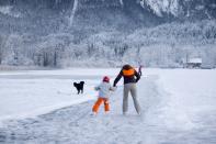 Statt über den Winter zu jammern, gewinnen Sie ihm doch lieber etwas Positives ab. Kaum ist der erste Schnee da, sollten Sie diesen auch nutzen. Dafür müssen Sie nicht in den Skiurlaub fahren, auch ein Ausflug zum Rodeln oder eine Schneeballschlacht vor der Haustür sorgen für gute Laune! Oder probieren Sie es mit Eislaufen oder Eisstockschießen, wenn die Corona-Beschränkungen es zulassen. Natürlich alles mit gebotenem Abstand. (Bild: iStock / tepic)