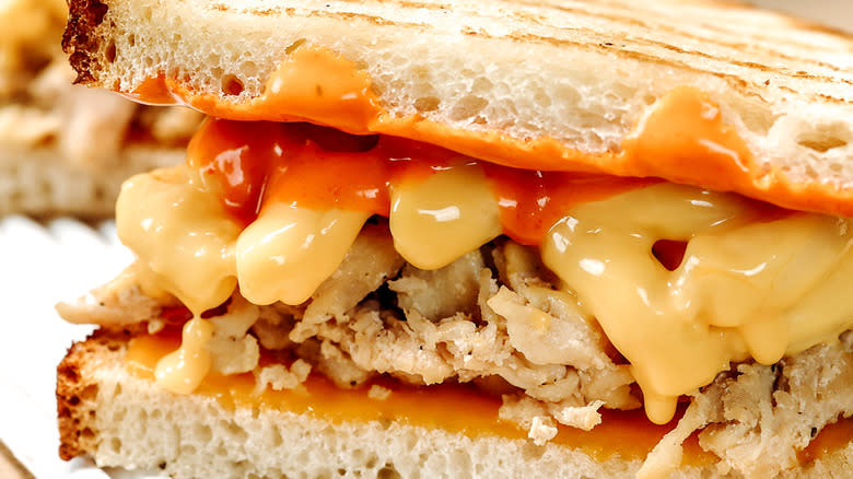 chicken and mac and cheese sandwich