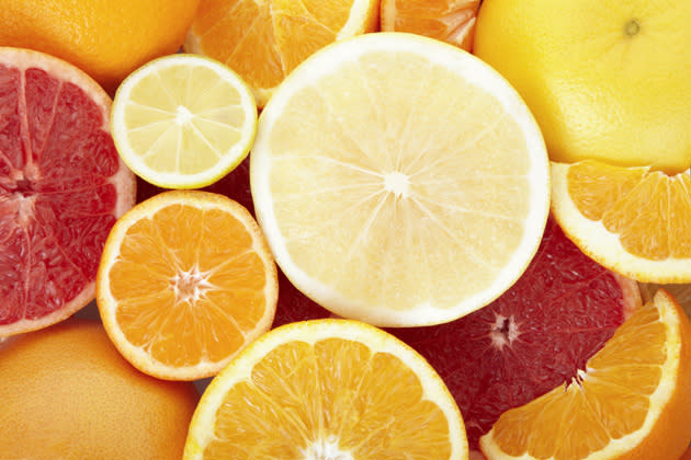 <b>Zitrusfrüchte</b><br><br>Der in Zitronen, Orangen und Grapefruit enthaltene sekundäre Pflanzenstoff D-Limonen, löst bei Krebszellen den Prozess der Apoptose (den programmierten Zelltod) aus. D-Limonen schützt damit nicht nur die gesunden Zellen, sondern schränkt auch das Tumorwachstum ein. (Bild: thinkstock)