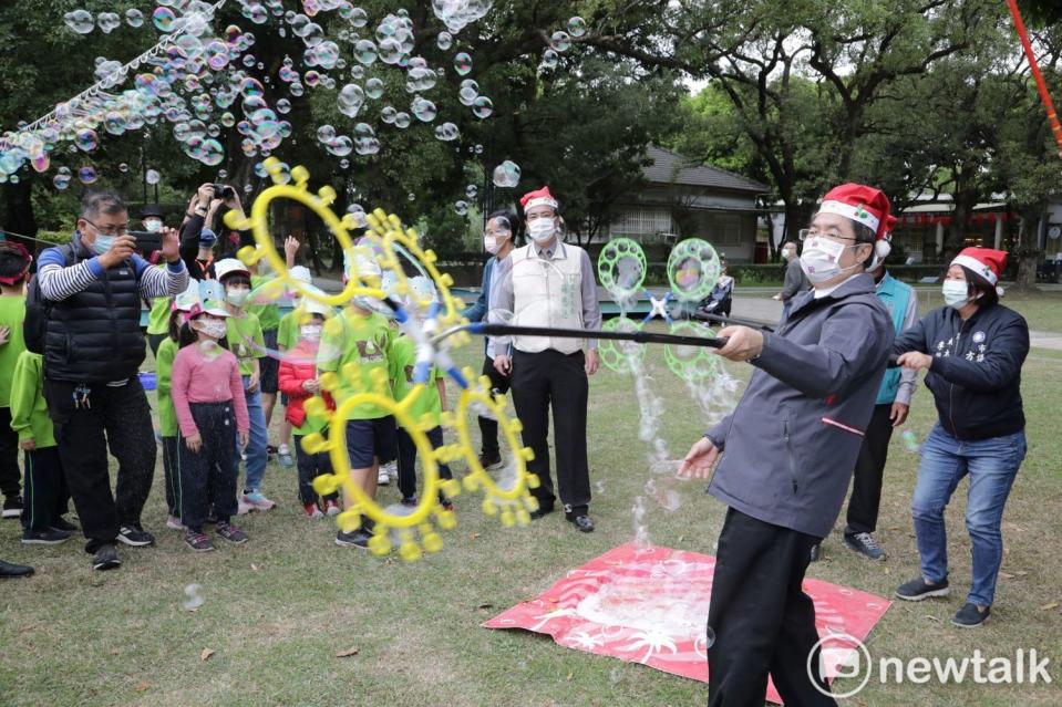 台南市耶誕跨年系列活動訂於周六揭開序幕，台南市長黃偉哲宣布將邀請小青蛙劇團、銀河谷音劇團於總爺藝文中心及蕭壟文化園區表演，歡迎大小朋友一起來共度歡樂時光。   圖：黃博郎／攝