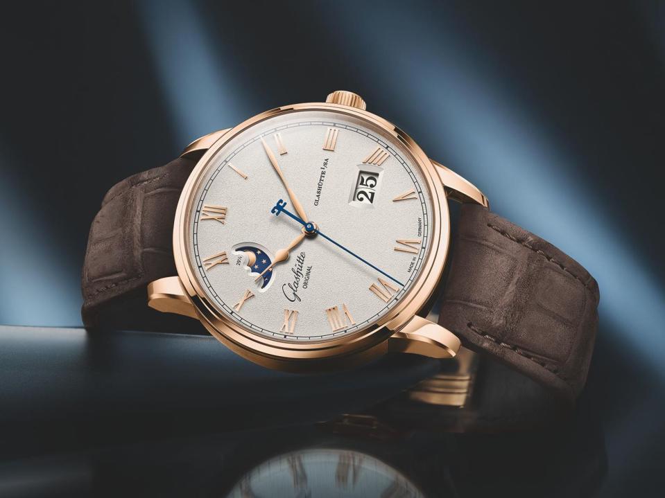 Glashütte Original Senator Excellence Panorama Date Moonphase，這款全新小改款的月相大日曆錶款，有紅金配奶油色，以及精鋼配電鍍灰兩種選擇。面盤有細膩顆粒紋，時標採用立體金質羅馬數字鑲嵌，視覺更為立體，同時精鋼款也可以選擇經典皮革錶帶或具運動感的纖維合成錶帶，以配合各種生活風格穿搭。錶徑40毫米，防水50米。定價約NT$755,000（紅金款）；NT$380,000（精鋼款）。