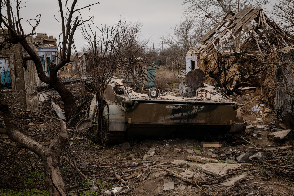 Los restos de un vehículo militar con el símbolo ruso “Z” en el pueblo de Oleksandrivka, Ucrania, el 26 de enero de 2023. (Nicole Tung/The New York Times)
