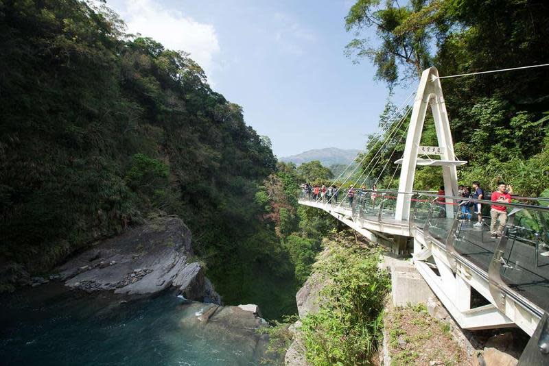 桃園市觀旅局將自3月22日推出「就是愛桃園，住宿享優惠」。圖為桃園復興區的知名景點小烏來天空步道。（桃園觀旅局提供）