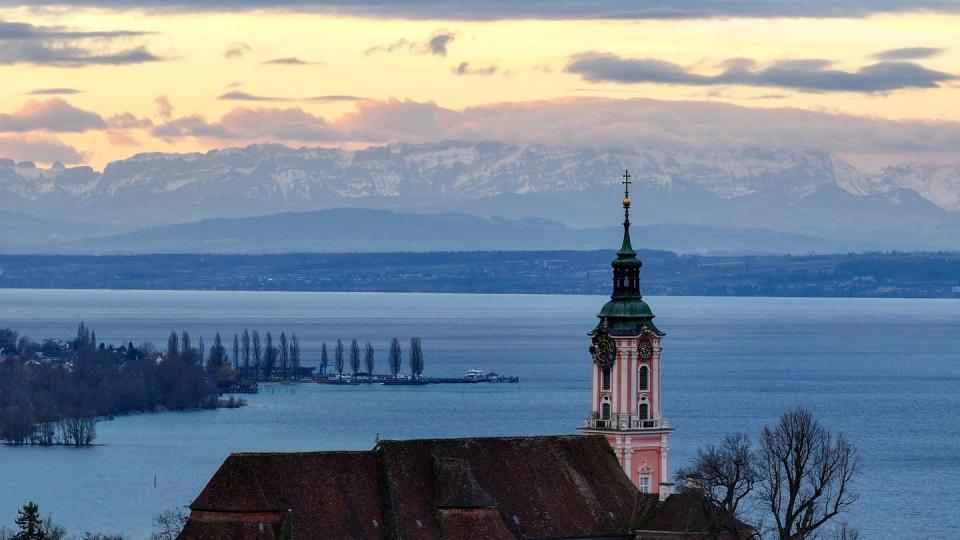 Kein Sturm und auch kein Frost an Rosenmontag. Das Wetter meint es in diesem Jahr gar nicht so schlecht mit den Karnevalisten. (Bild: dpa)