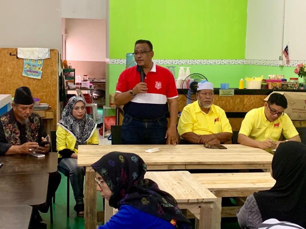 Mohd Khairul Azam Abdul Aziz speaks to Pasir Gudang residents during a dialogue session at a restaurant in Taman Pasir Putih July 23, 2019. — Picture by Ben Tan