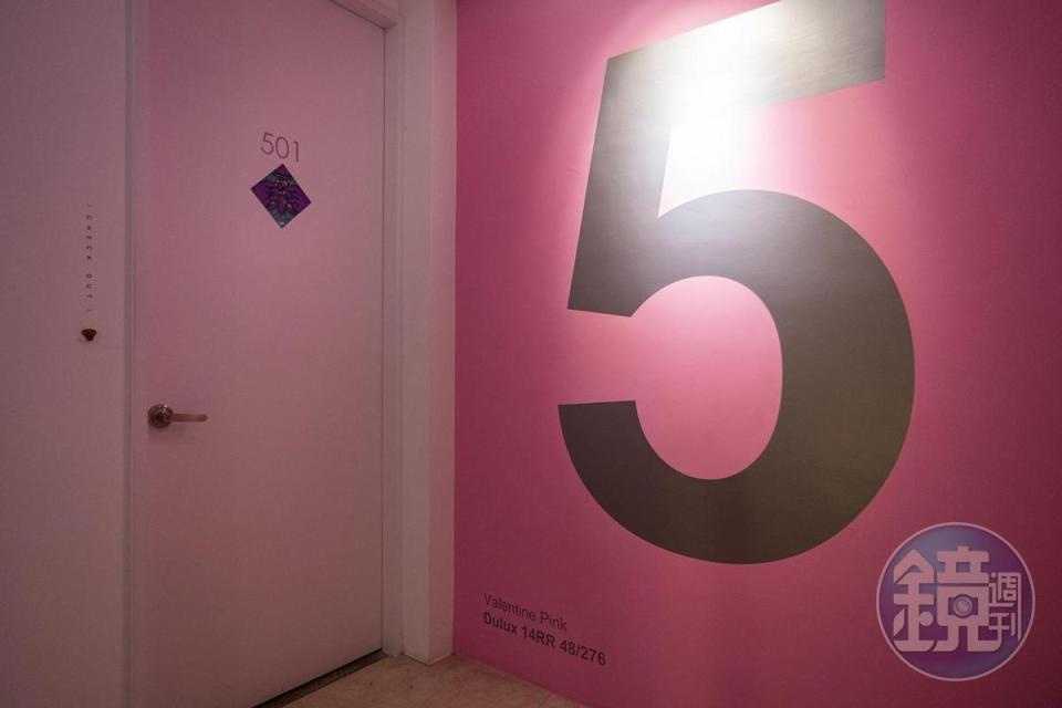 樓梯間以阿拉伯數字及不同深淺的粉紅色來區別。