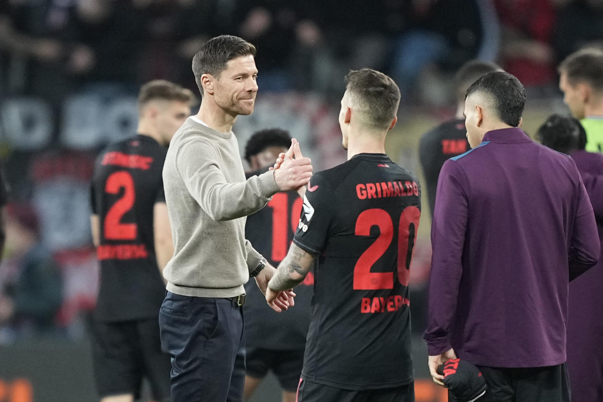 Xabi Alonso y el Bayer Leverkusen podrían lograr uno de los tripletes más sorprendentes en la historia del futbol mundial. (AP Foto/Martin Meissner)