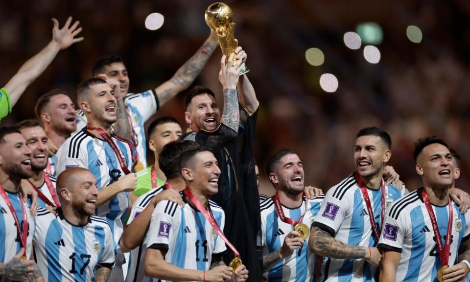 Ο Αργεντινός Λιονέλ Μέσι σηκώνει το τρόπαιο μετά τον τελικό του Παγκοσμίου Κυπέλλου του 2022.