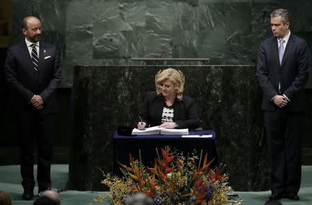 Croatian President Kolinda Grabar-Kitarovic signs the Paris Agreement on climate change at the United Nations Headquarters in Manhattan, New York, U.S., April 22, 2016. REUTERS/Mike Segar