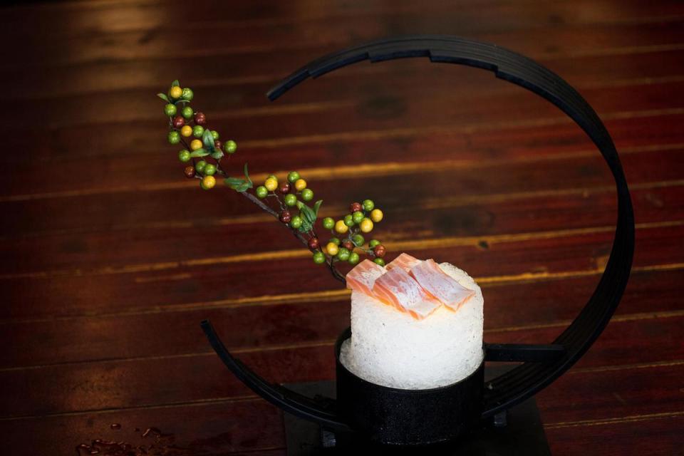鮭魚肚生魚片擺盤優美，鮮甜順口。（搭配菜色，1,500元起／人）