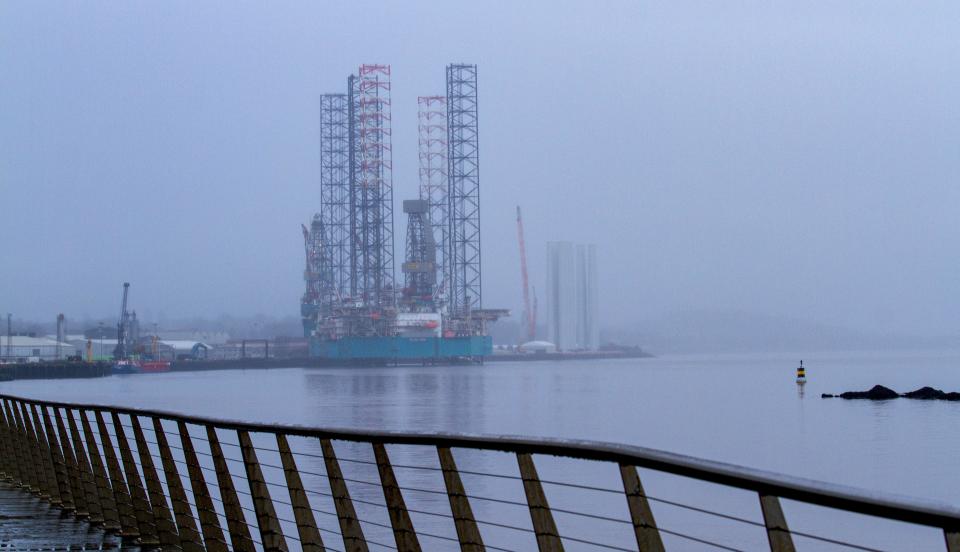 Dundee, Tayside, Scotland, UK. 18th Nov, 2023. UK Weather: Misty November rain falls over the calm River Tay in Dundee, Scotland. Credit: Dundee Photographics/Alamy Live News