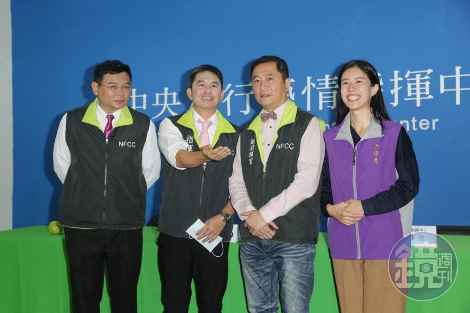 洪都拉斯（左二）、湯志偉（右二）出席全民大劇團製作的「中央流行藝情指揮中心」網路節目記者會。