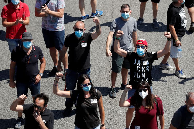 Trabajadores de Nissan protestan contra el anuncio de una planta de la automotriz japonesa en Barcelona, el 28 de mayo de 2020. REUTERS/Albert Gea