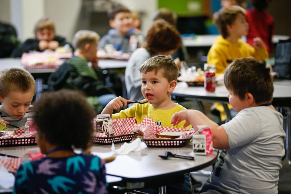 Kindergarteners and fourth graders eat lunch in the cafeteria at Fremont Elementary School on Thursday, Jan. 19, 2023.